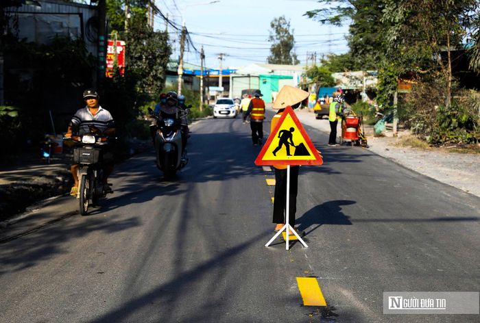 Công nhân sơn vạch kẻ đường, công đoạn cuối trong việc nâng cấp sửa chữa đường Hoàng Văn Bổn.