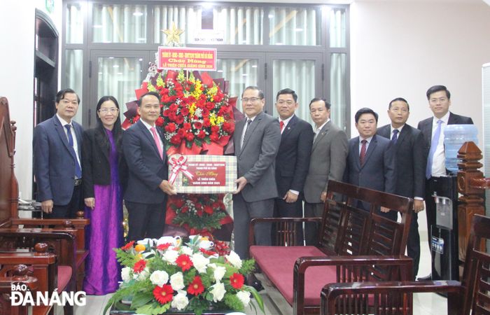Phó Bí thư Thường trực Thành ủy Nguyễn Đình Vĩnh (thứ 3, trái sang) cùng lãnh đạo thành phố đến thăm, tặng hoa chúc mừng tại Ban Đại diện Hội thánh Tin lành thành phố. Ảnh: X.HẬU