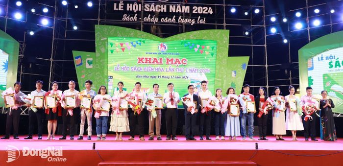 UBND thành phố Biên Hòa tri ân các đơn vị tham gia lễ hội sách. Ảnh: My Ny