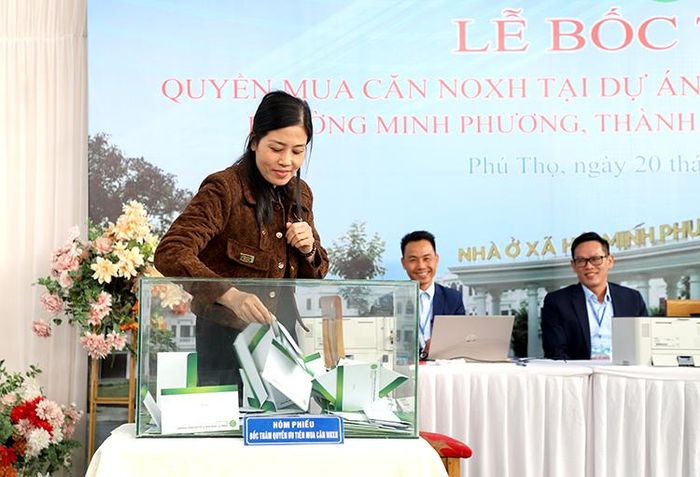 Khách hàng bốc thăm quyền mua căn nhà ở xã hội.