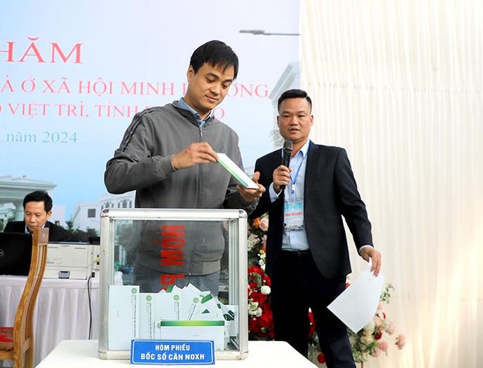 Khách hàng trúng quyền mua bốc số căn nhà ở xã hội.