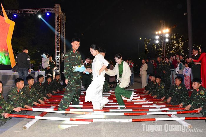Đông đảo người dân than gia nhảy sạp tại ngày hội.