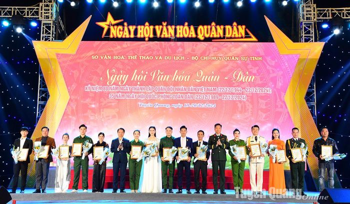 Ban tổ chức trao giải cho các tiết mục đoạt giải xuất sắc tại liên hoan.
