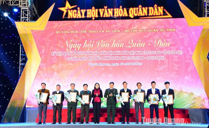 Ban tổ chức trao giải toàn đoàn cho các đoàn có thành tích thi đấu xuất sắc tại liên hoan.