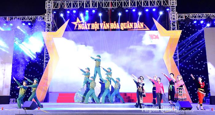 Tiết mục Âm vang Sông Lô của đoàn Nghệ thuật quần chúng Bộ chỉ huy Quân sự tỉnh biểu diễn tại liên hoan.