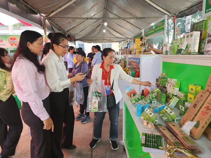  Các gian hàng trưng bày các sản phẩm nông nghiệp tiêu biểu, sản phẩm OCOP TPHCM và các vùng miền. Ảnh: ĐỨC TRUNG 