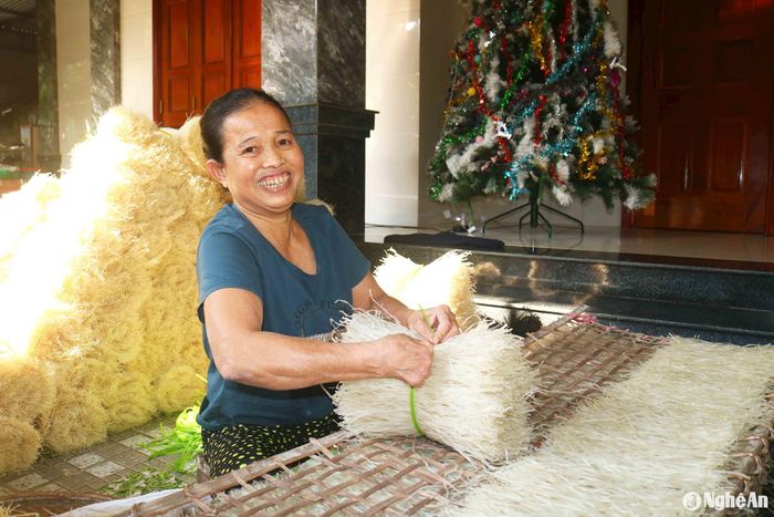 Miến gạo Quy Chính đã được tiêu thụ nhiều nơi trong và ngoài tỉnh. Ông Nguyễn Minh Hoài, Khối trưởng khối Quy Chính cho biết: Nhờ áp dụng máy móc, kỹ thuật vào sản xuất, nghề làm miến của bà con đã có nhiều khởi sắc, tuy nhiên để làng nghề phát triển hơn nữa, người dân cần có hệ thống máy sấy nhằm duy trì sản xuất quanh năm, khắc phục hạn chế về điều kiện thời tiết. Việc hỗ trợ vốn để mở rộng kinh doanh, sản xuất cho bà con cũng là vấn đề quan trọng. Đặc biệt là kiện toàn Tổ hợp tác sản xuất đã có, tạo điều kiện để nâng cao chất lượng sản phẩm, mở rộng thị trường tiêu thụ. Ảnh: Huy Thư