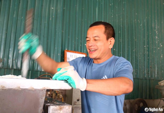Anh Lê Đình Hiếu (45 tuổi) - Chủ một cơ sở sản xuất miến theo công nghệ mới cho biết: Hiện gia đình anh là 1 trong 4 hộ có dây chuyền sản xuất miến hiện đại nhất trong vùng. Hệ thống dây chuyền này gồm có máy xay gạo thành bột nước, máy cán bột và máy đùn miến, mỗi ngày có thể xử lý vài tấn gạo. “Để khắc phục điều kiện thời tiết thất thường, những lúc mưa kéo dài không thể làm miến được, tôi có ý định xây dựng một lò sấy miến gắn với dây chuyền đóng gói sản phẩm. Tuy nhiên, còn nhiều vấn đề phải trăn trở về giá cả, thị trường… nên chưa làm được” – Anh Hiếu nói. Ảnh: Huy Thư