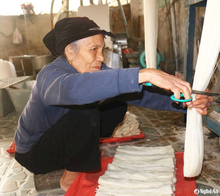 Nghề làm miến đã tạo việc làm cho nhiều lao động trong khối. Từ em nhỏ cho đến các cụ già đều có thể tham gia các công đoạn khác nhau trong quá trình sản xuất miến, như cắt miến, phơi hong, bó, đóng gói... Ảnh: Huy Thư 