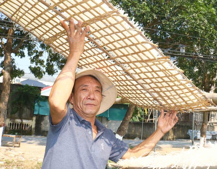 Ông Nguyễn Văn Oai (55 tuổi) đang thu gom miến khô chia sẻ: Miến của người dân trong giáo xứ sản xuất từ gạo Khang dân, là loại miến sạch, màu trắng trong, không thêm bất cứ phụ gia nào. Ảnh: Huy Thư