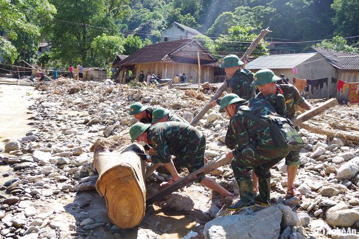 Lực lượng vũ trang tỉnh giúp nhân dân xây dựng hệ thống đường giao thông, kênh mương, công trình văn hóa, y tế, phòng, chống bão lụt, cứu hộ, cứu nạn... Ảnh: Bộ CHQS tỉnh