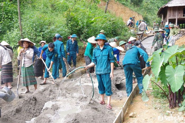 Bộ Chỉ huy Quân sự tỉnh đã đầu tư lực lượng, phương tiện và cơ sở vật chất giúp xã nghèo Nậm Giải (Quế Phong) xây dựng cơ sở chính trị vững mạnh, xây dựng các thiết chế văn hóa. Ảnh: Bộ CHQS tỉnh