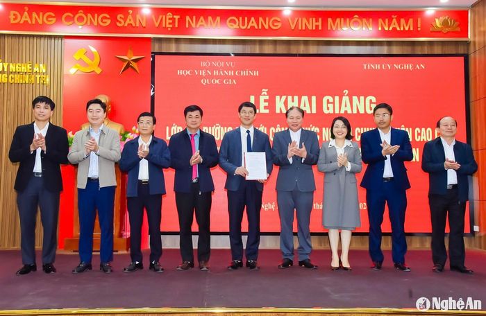 Đại diện lãnh đạo Ban Tổ chức Tỉnh ủy trao Giấy Chứng nhận Ban cán sự Lớp Bồi dưỡng đối với công chức ngạch chuyên viên cao cấp và tương đương khóa 53, năm 2024. Ảnh: TL