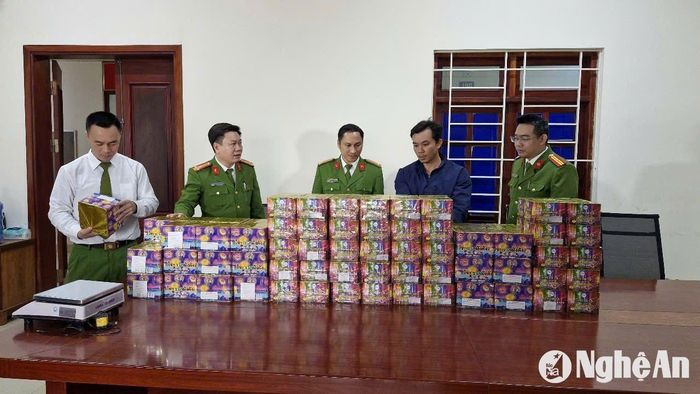 Đối tượng Lưu Đình Tuấn cùng tang vật tại Cơ quan Công an. Ảnh: Phạm Thủy