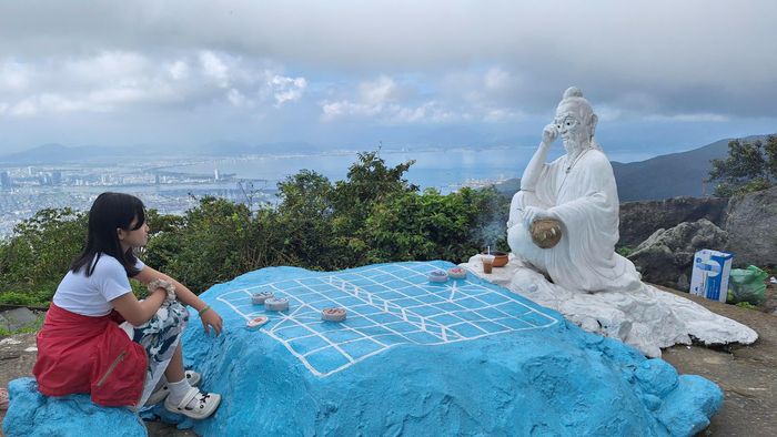 Đỉnh Bàn Cờ - gắn liền với hình ảnh Tiên ông ngồi đánh cờ, lâu nay là điểm check-in không thể bỏ qua của người dân và du khách. Ảnh: NGỌC HÀ