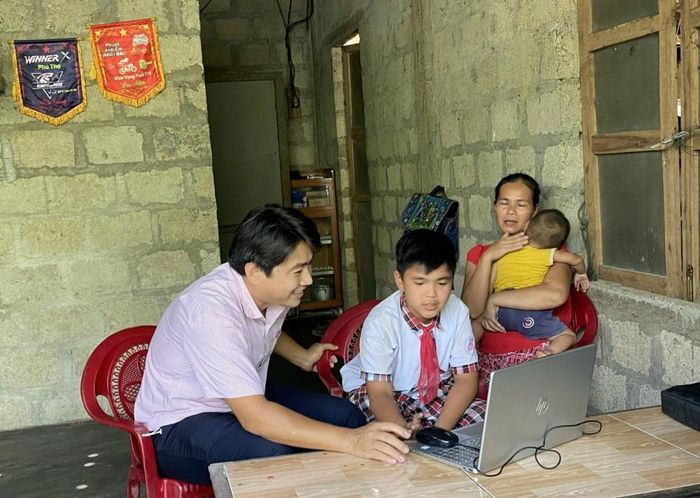 Hỗ trợ máy tính cho học sinh nghèo (sau chuyến đi này, cán bộ Phòng Giao dịch Phú Lộc còn tặng cho cháu chiếc xe đạp, bàn học)