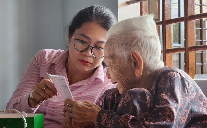 Ấm áp tình “mẹ -con (thăm mẹ Việt Nam anh hùng nhân ngày 27/7)