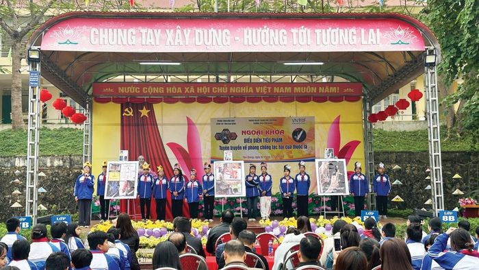 Học sinh Trường THCS Tân Giang (Thành phố) biểu diễn tiểu phẩm tuyên truyền về phòng, chống tác hại của thuốc lá.