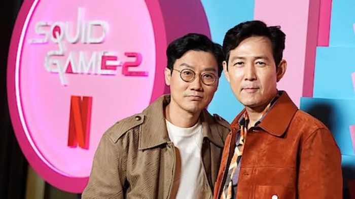 Lee Jung Jae và đạo diễn Hwang Dong Hyuk (trái)