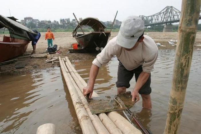 Xóm nhà nổi trên sông con, dưới bãi Phúc Xá, năm 2005
