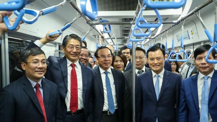  Bí thư Thành ủy Thành phố Hồ Chí Minh cùng Đại sứ đặc quyền mệnh toàn quyền Nhật Bản tại Việt Nam và đi trên chuyến metro số 1. (Ảnh: THẾ ANH)