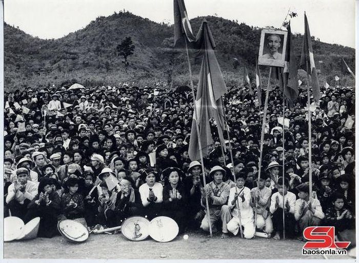 Đồng bào huyện Mai Sơn trong buổi mít tinh đón Bác Hồ tại sân Trung đoàn 148, ngày 7/5/1959. Ảnh: Tư liệu