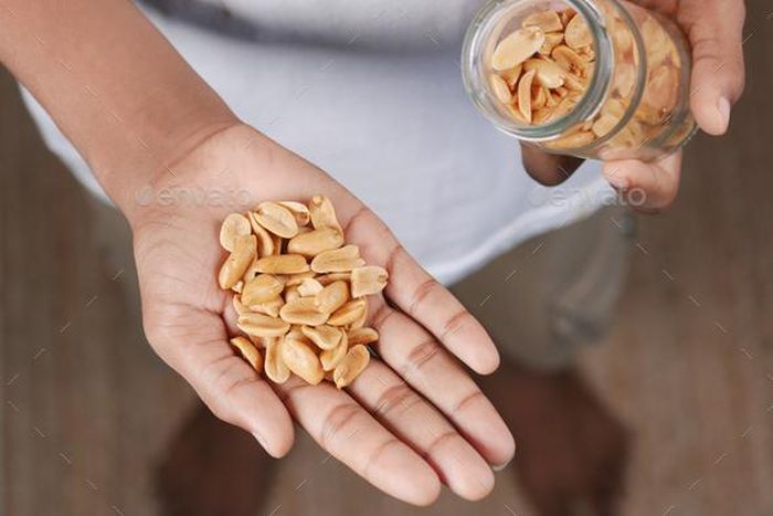 Chỉ nên ăn một nắm lạc mỗi lần.