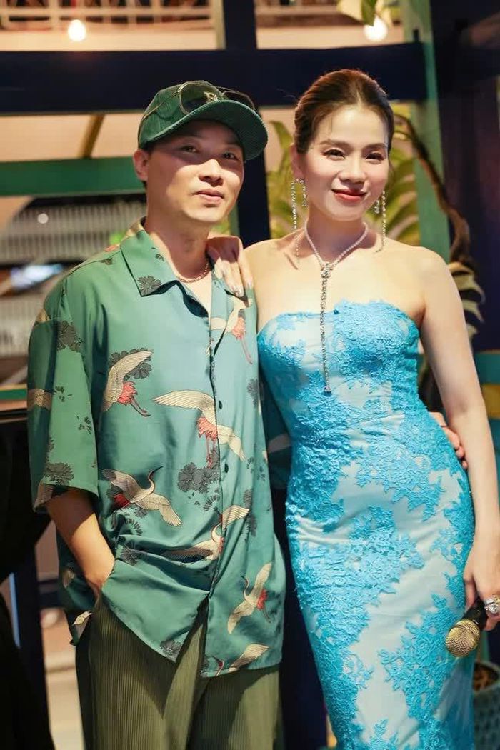 Đạo diễn Vạn Nguyễn (bìa trái) và ca sĩ Lệ Quyên ở hậu trường đêm diễn