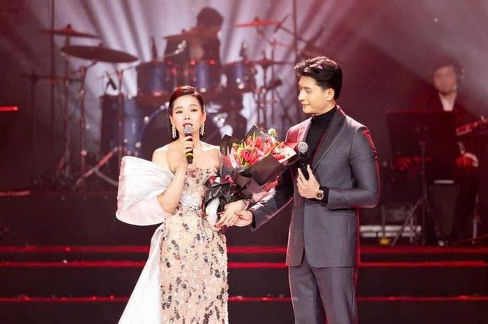 Khoảnh khắc tình tứ của cặp đôi Lệ Quyên và bạn trai kém tuổi Lâm Bảo Châu trên sân khấu