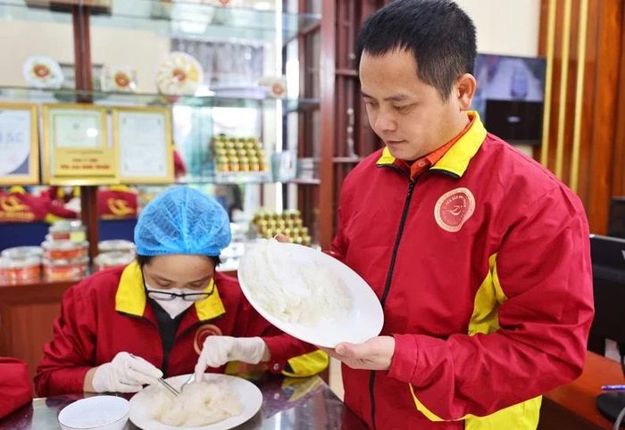 Anh Đinh Văn Thuận (người bên phải) kiểm tra sản phẩm từ tổ yến. (Ảnh: Trường Huy)