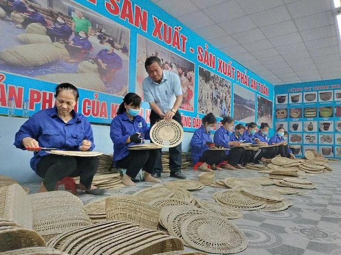 Ông Phạm Đăng Khuyến, Bí thư Chi bộ, Giám đốc Công ty TNHH Xuất khẩu và Đầu tư Thành Hóa, xã Khánh Nhạc, huyện Yên Khánh, tỉnh Ninh Bình, hướng dẫn công nhân sản xuất hàng thủ công mỹ nghệ. (Ảnh: Văn Lúa)
