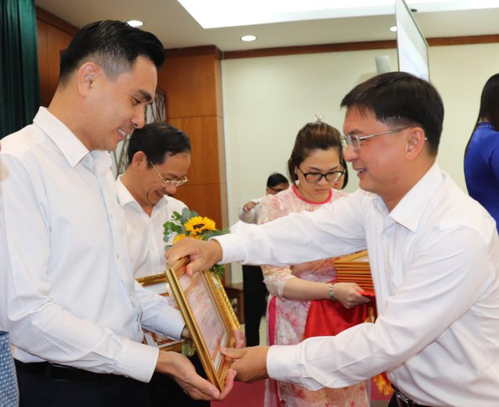  Trưởng Ban Dân vận Thành ủy TPHCM Nguyễn Mạnh Cường trao Bằng khen đến các tập thể 