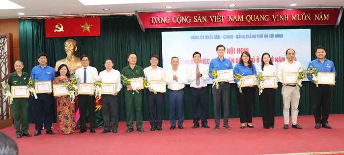  Các tập thể được tuyên dương tại hội nghị 