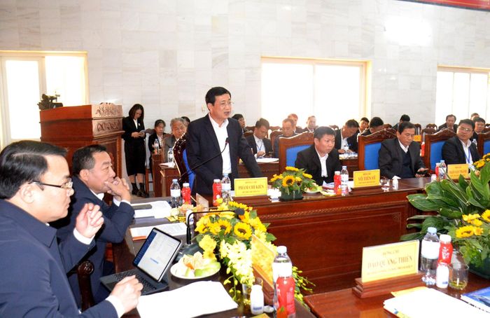 Đồng chí Phạm Chí Kiên - Bí thư Huyện ủy Nghĩa Đàn tiếp thu các ý kiến của các thành viên Hội đồng Thẩm định NTM tỉnh, đồng thời cho biết, sẽ sớm bổ sung các nội dung, tiêu chí và hoàn thiện hồ sơ để trình Trung ương đề nghị công nhận huyện đạt chuẩn NTM. Ảnh: Xuân Hoàng