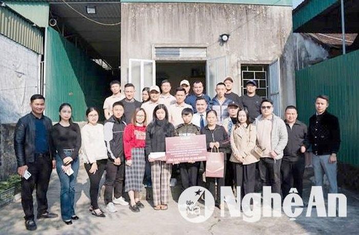 Anh Hoàng Nguyễn Trọng Dũng và Công ty Hoàng Gia Phát nhận đỡ đầu em Nguyễn Quang Huy. Ảnh: NVCC