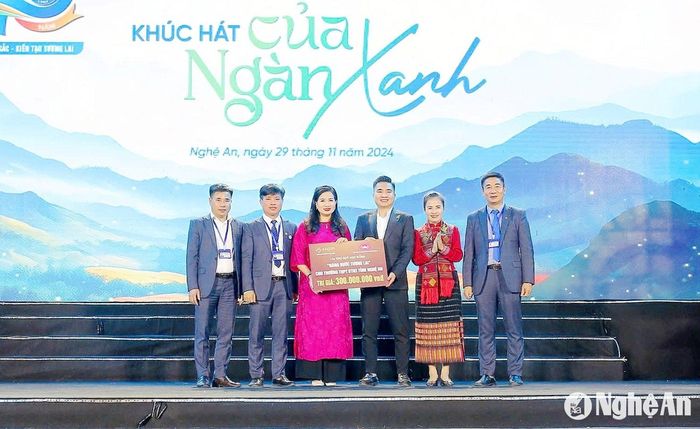 Anh Hoàng Nguyễn Trọng Dũng trao 300 triệu đồng cho Quỹ "Nâng bước tương lai" Trường THPT Dân tộc nội trú tỉnh Nghệ An. Ảnh: NVCC