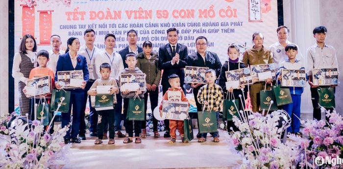 Công ty của anh Dũng tổ chức Tết đoàn viên cho các em nhỏ mồ côi. Ảnh: NVCC
