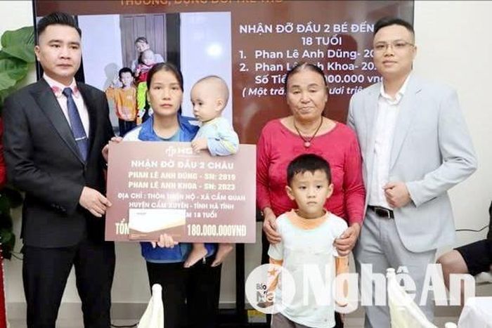 Anh Hoàng Nguyễn Trọng Dũng thường phối hợp với khách hàng và nhân viên công ty nhận đỡ đầu trẻ mồ côi. Ảnh: NVCC