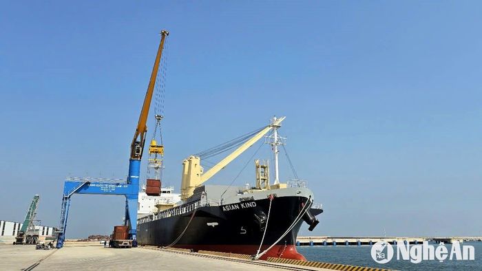 Bốc xếp hàng hóa ở cảng tổng hợp Vissai - Nghi Thiết thuộc Công ty cổ phần xi măng Sông Lam Nghệ An. Ảnh: Nguyên Nguyên