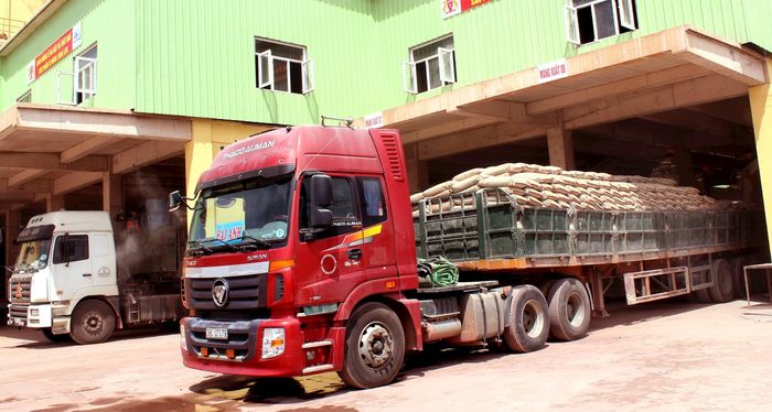 Xuất xi măng đóng bao tại Trạm nghiền Nghi Thiết (Nghi Lộc). Ảnh: Nguyên Nguyên