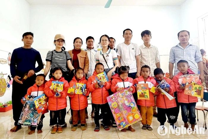 Công ty cổ phần Xi măng Sông Lam trao quà cho học sinh ở xã Phà Đánh (Kỳ Sơn) tháng 12/2024. Ảnh: N.H
