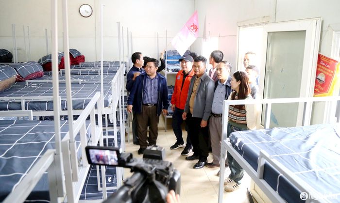 Lãnh đạo huyện Kỳ Sơn cùng đại diện Công ty cổ phần Xi măng Sông Lam dự lễ trao giường tầng cùng chăn, đệm cho học sinh ở xã Bảo Nam (Kỳ Sơn), tháng 12/2024. Ảnh: N.H