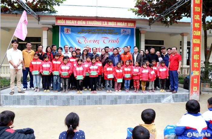 Lãnh đạo Công ty cổ phần Xi măng Sông Lam đã giao cho Đoàn Thanh niên, Công đoàn công ty phối hợp chặt chẽ với các đơn vị, địa phương để tổ chức tốt chương trình. Trong ảnh, lãnh đạo huyện Kỳ Sơn cùng đại diện Công ty cổ phần Xi măng Sông Lam dự lễ trao quà trong Chương trình "Áo ấm mùa Đông" cho học sinh ở xã Bảo Nam (Kỳ Sơn), tháng 12/2024. Ảnh: N.H