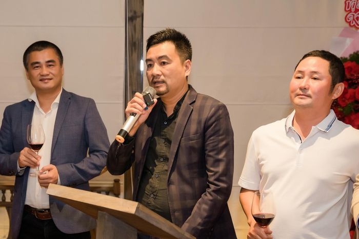 Ông Đặng Trung Dũng (giữa), đồng sáng lập chuỗi nhà hàng mang thương hiệu Vị trong buổi khai trương nhà hàng Vị Huế.