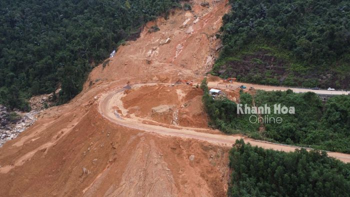 Đoạn sạt lở nghiêm trọng trên đèo Khánh Lê.
