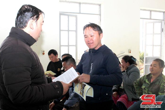 Người dân bản Kéo Bó, xã Nà Bó, huyện Mai Sơn, nêu ý kiến.