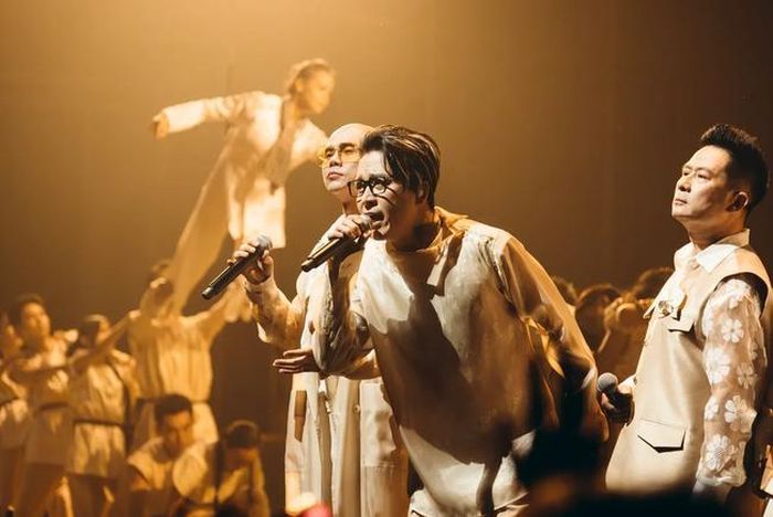 (Từ phải sang trái): Bằng Kiều - Tuấn Hưng - Phan Đinh Tùng cùng hòa giọng với nhiều nam nghệ sĩ nổi tiếng khác trong tiết mục "Mẹ yêu con"