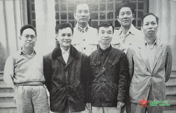 Đồng chí Nguyễn Quyết (hàng đầu, thứ hai từ phải sang) trong một lần gặp mặt đồng đội từng tham gia Cách mạng Tháng Tám năm 1945.