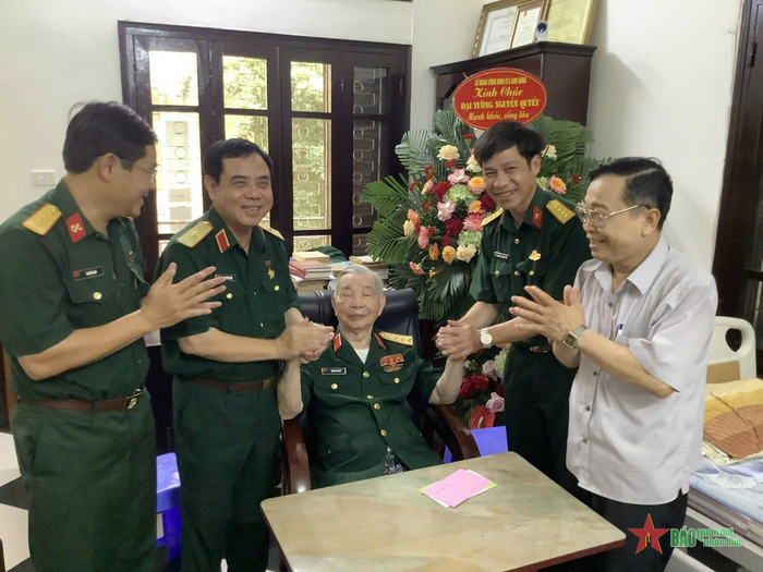 Đồng đội chúc mừng Đại tướng Nguyễn Quyết dịp sinh nhật lần thứ 100.