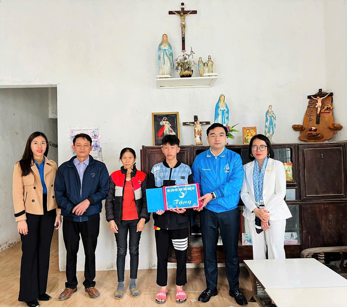  Đại diện Hội Liên hiệp Thanh niên Việt Nam tỉnh Nghệ An trao quà tặng thanh niên tôn giáo trên địa bàn.